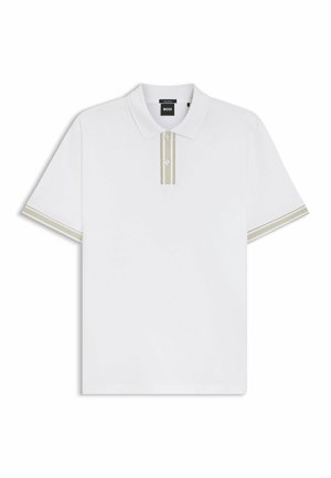 Biała polo z krótkim rękawem z beżowymi podwójnymi paskami na plisie z guzikami i mankietach rękawów, z kołnierzykiem oraz metką BOSS wewnątrz kołnierza.