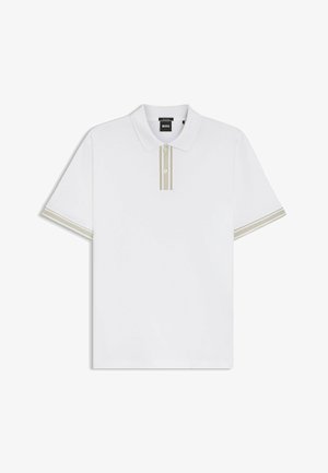 Biała polo z krótkim rękawem z beżowymi podwójnymi paskami na plisie z guzikami i mankietach rękawów, z kołnierzykiem oraz metką BOSS wewnątrz kołnierza.