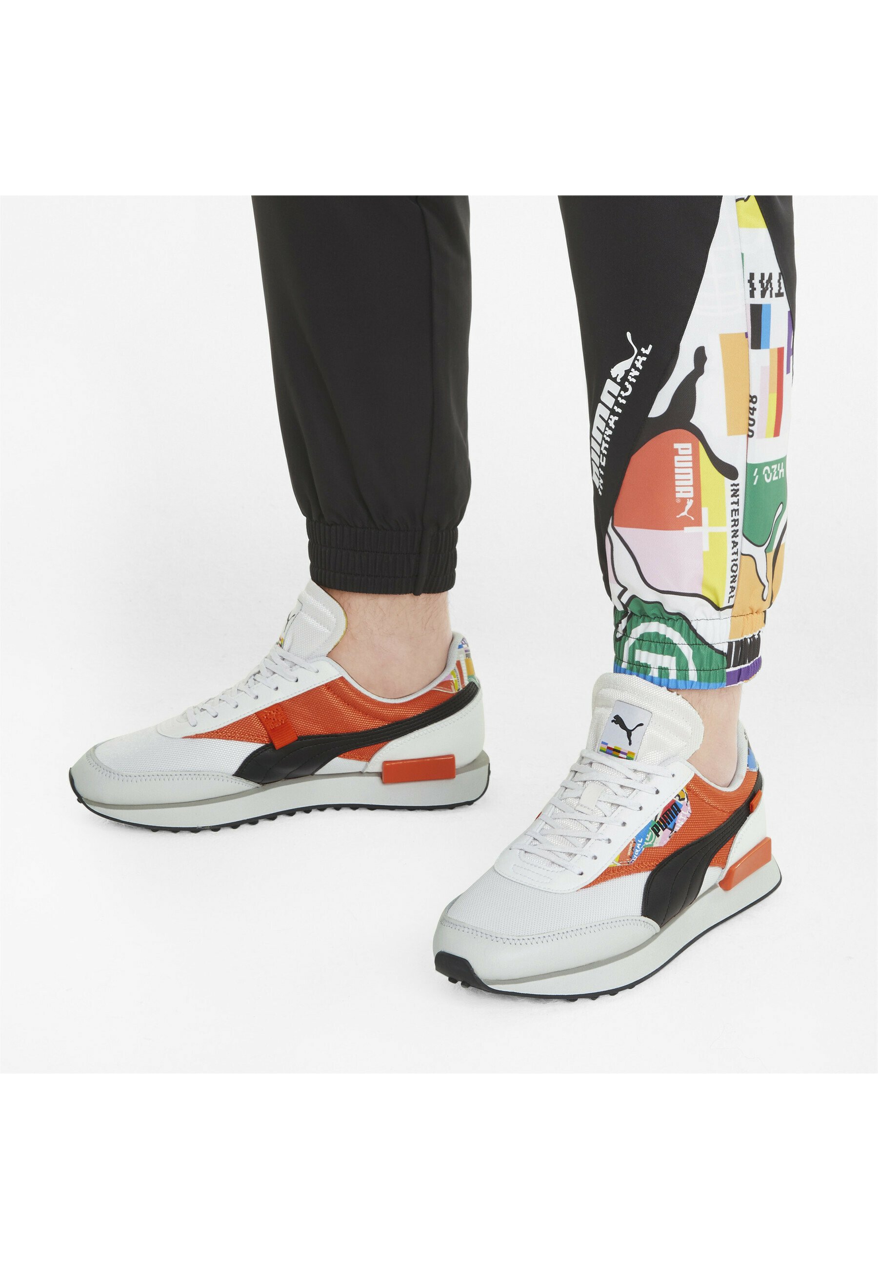 puma blanche avec tigre