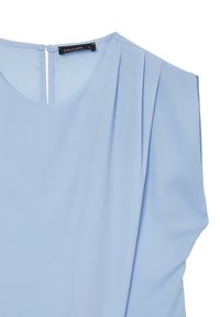 Blusa azzurra chiara realizzata in tessuto liscio, caratterizzata da un collo rotondo, dettagli plissettati sulle spalle e una chiusura con zip sul retro.