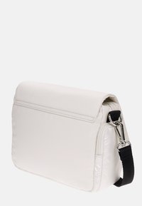 Borsa a tracolla bianca con pattina ripiegabile, texture imbottita, tracolla nera regolabile e gancio in metallo argentato sul lato.