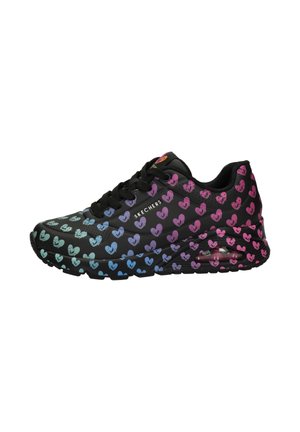 Baskets Skechers noires avec motifs de cœurs multicolores et design à lacets, dotées d'un coussin d'air visible dans la semelle et du logo de la marque sur le côté.