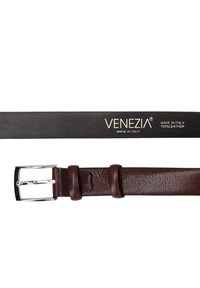 Brauner Leder Gürtel mit strukturierten Oberfläche, silberner Metallschließe und zwei Schlaufen zur Anpassung. Mit der Aufschrift "Venezia, Made in Italy, 100% Leder."