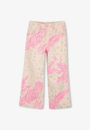 Kinderbroek met wijde pijpen, beige basis, groene vlekken en roze abstracte zebraprint strepen, met voorzakken en knoopsluiting.