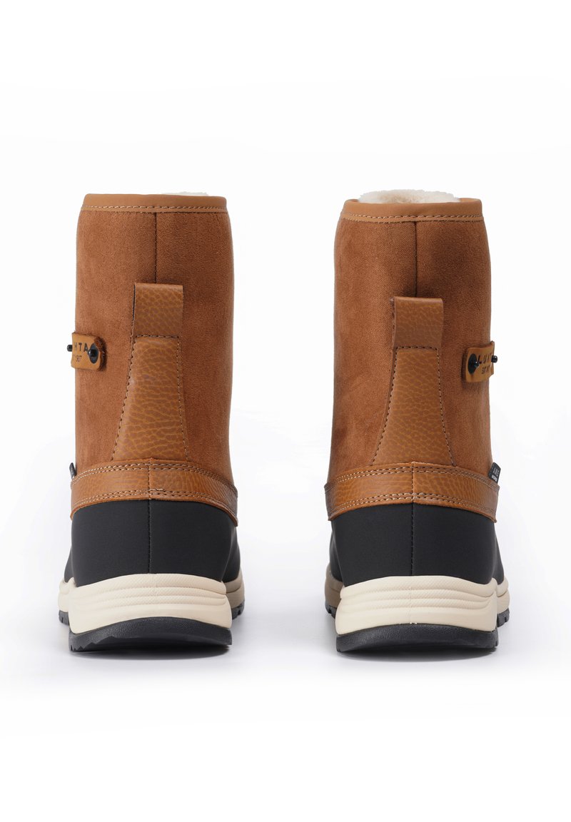 Braune Wildleder-Winterstiefel mit einem hellbraunen Lederband, Gummisohle und cremefarbigem Zwischensohlenbereich. Verfügt über ein strukturiertes Akzentdetail im hinteren Bereich.