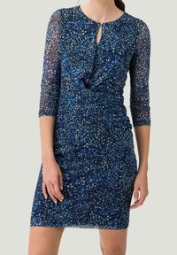 Kurzärmliges Kleid in Marineblau mit einem strukturierten Blumenmuster in Grün und Weiß. Mit einem Schlüssellochausschnitt und taillierter Silhouette.