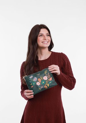 Zelená kožená kabelka s květinovou výšivkou v růžové, modré a žluté barvě. Obsahuje zlatý zip a hladkou texturu.
