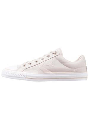 Lysebeige lavtop sneakers med hvid gummisål, stjernelogo på siden og snørelukning.
