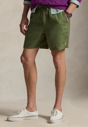 Olíva zöld len rövidnadrág elasztikus derékpánttal és húzózsinórral. Oldalán hímzett logóval és laza fazonnal.