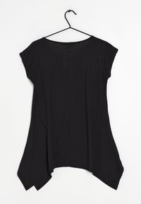 Černý top s krátkým rukávem a volným střihem, se zaobleným výstřihem a delším zadním lemem. Vyrobeno z měkké, lehké tkaniny.