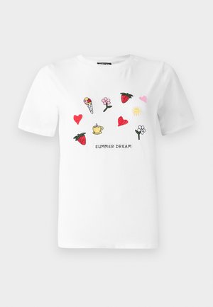 Vit bomull t-shirt med färgglad broderi av jordgubbar, hjärtan, blommor, en glasskon och en sol. Texten nedanför lyder "SOMMARDRÖM."