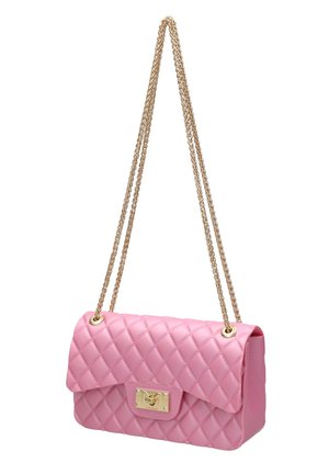 Sac à épaule matelassé rose avec bandoulière chaîne dorée et fermeture à verrou rectangulaire.