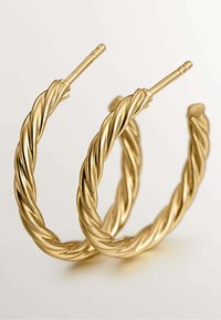 Pendientes de aro retorcidos en tono dorado con una superficie lisa y reflectante y cierre de pasador. Cada aro presenta un diseño en espiral texturizado.