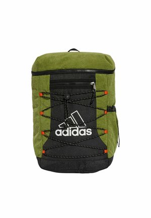 Zielono-czarny plecak Adidas z przednią kieszenią na suwak, elastycznymi linkami bungee i białym logo Adidas na przednim panelu.