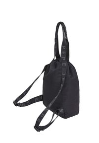 Zwarte trekkoord tas met een gestructureerd oppervlak en verstelbare banden, met het "PEPE JEANS" logo in grijs. Compact rechthoekig formaat.