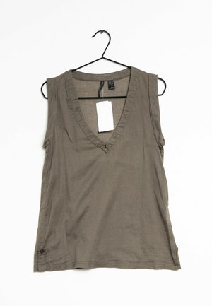 Haut sans manches vert olive avec un col en V et des détails cousus. Doté d'un bouton décoratif et d'une étiquette attachée, suspendu sur un cintre noir.