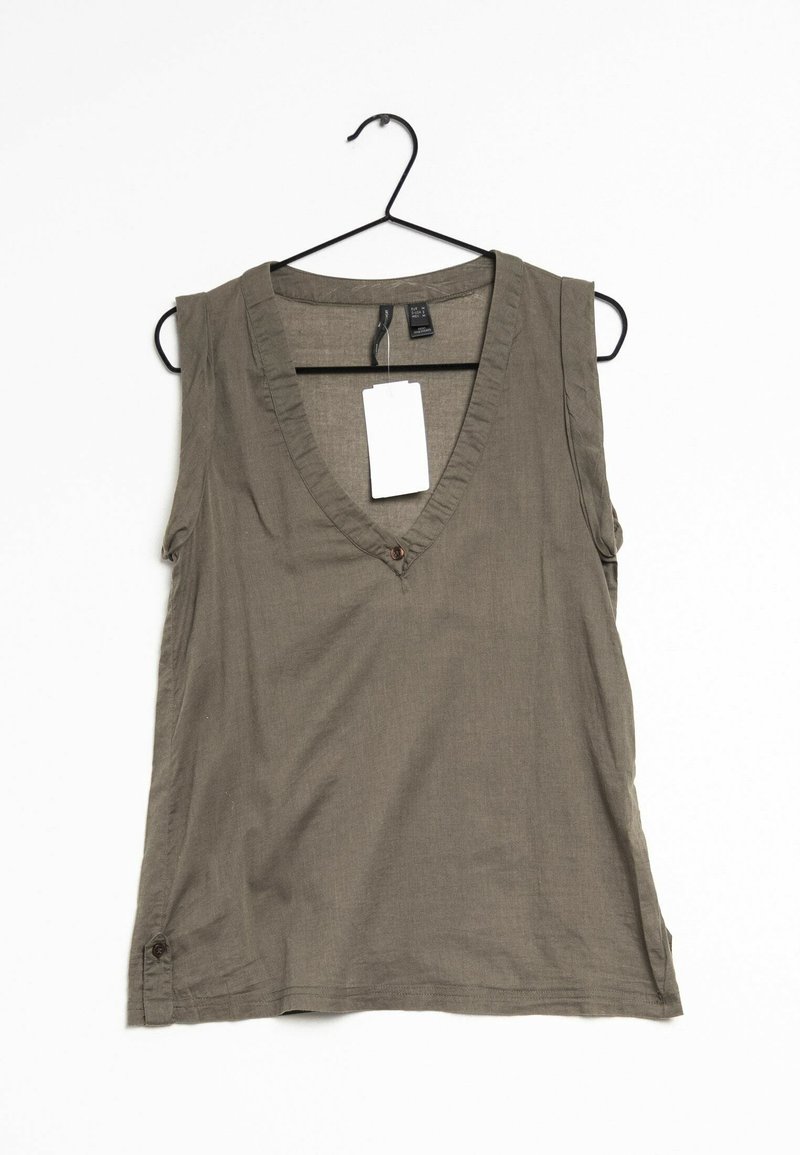 Haut sans manches vert olive avec un col en V et des détails cousus. Doté d'un bouton décoratif et d'une étiquette attachée, suspendu sur un cintre noir.