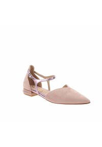 Zapato plano de ante rosa con punta afilada, que presenta una sola correa metálica y un tacón bajo. La plantilla está ligeramente acolchada.