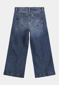 Jeans de mezclilla azules de pierna amplia con un diseño clásico, que cuentan con dos bolsillos traseros y una textura desgastada. Costuras reforzadas a lo largo de los bordes.