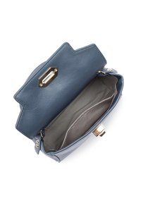 Borsa a tracolla in pelle blu con una patta aperta che mostra un interno in tessuto beige e una piccola tasca interna. Chiusura e componenti in tono oro visibili.
