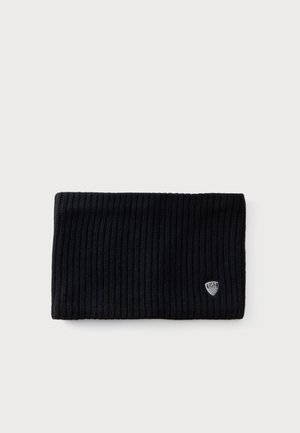 Calentador de cuello de punto acanalado negro con pequeña insignia de logotipo en forma de escudo en la parte inferior sobre fondo claro.