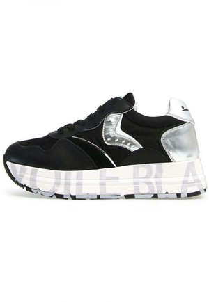 Le sneakers nere presentano una combinazione di materiali in suede e sintetici. Accenti argentati sul tallone e sul lato, suola intermedia bianca spessa con un motivo stampato.
