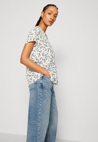 Esprit V NECK - T-shirt con stampa - off white