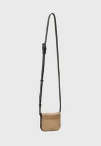 Bolso cruzado en cuero texturizado dorado con una asa ajustable negra; forma rectangular compacta con un logo sutil en la parte frontal.