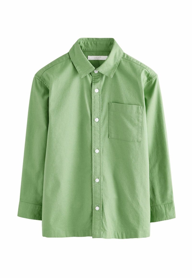 Chemise verte à manches longues en coton avec un col boutonné, une poche avant et des boutons blancs, présentant une texture lisse et un design décontracté.