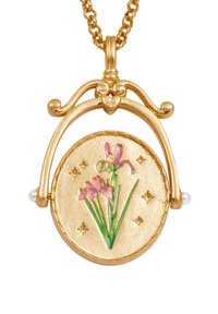Kuldpendant lillemustriga, millel on roosa ja roheline iiris, ümbritsetuna tähtedest, koos kettide ja pärlakattega.