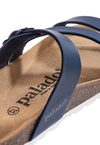 Sandal blu navy con cinturini in pelle incrociati, fondo in sughero, suola in gomma bianca e marchio "palado" sulla soletta.