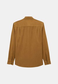 Chemise marron à manches longues en tissu lisse. Dotée d'un poignet boutonné et d'un détail de découpe au dos pour la structure. Design simple sans motifs.