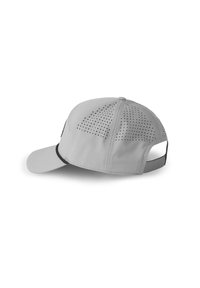 Casquette de baseball grise avec une visière incurvée, en tissu respirant avec des détails perforés, et une sangle ajustable à l'arrière.