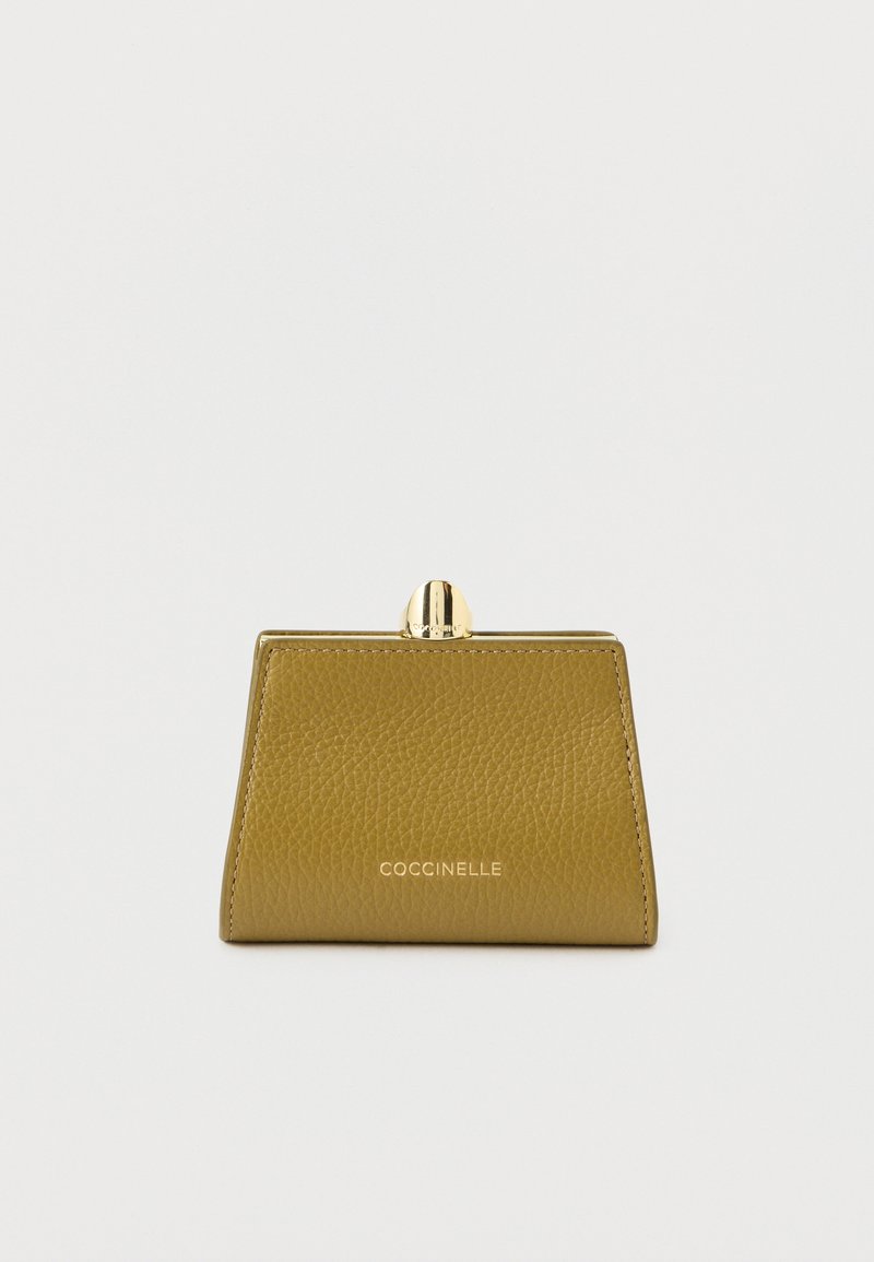 Portofel pentru monede din piele cu granulație verde, cu închidere cu cataramă aurie. Prezintă o formă plată, dreptunghiulară și logo-ul "Coccinelle" embosat pe față.