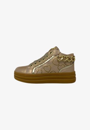 Sneaker alte di colore rosa metallico chiaro con motivi a cuore, dettagli dorati e suola in gomma spessa con finitura a catena sul retro.