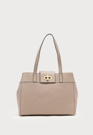Sac cabas en cuir beige avec deux longues anses et un petit rabat avec une fermeture à verrouillage tournant rectangulaire doré.