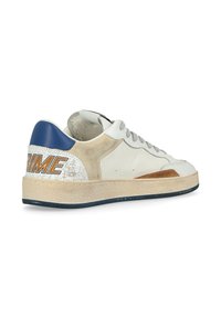 Sneaker in pelle bianca con accenti in suede grigio, tallone blu, suola intermedia testurizzata e lettering arancione "PRIME" di lato. Design low-top.