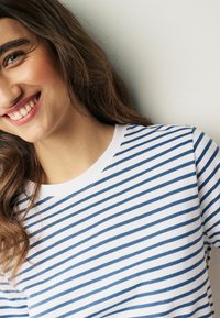Next SHORT SLEEVE CREW NECK   REGULAR FIT - Trükipildiga T-särk - navy blue white