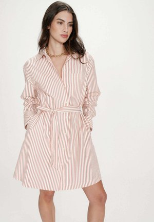 COURTE VISERY - Robe chemise - corail