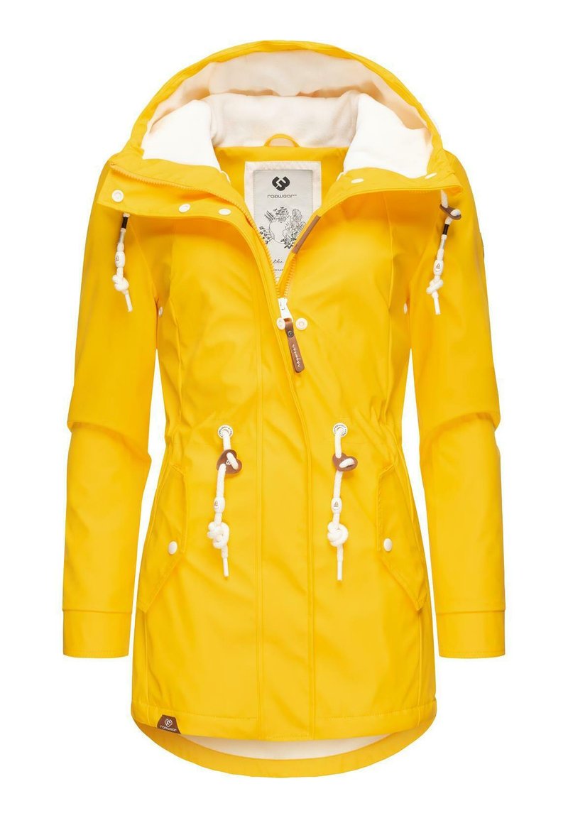 Veste imperméable jaune avec une capuche doublée de polaire blanche. Elle dispose d'une fermeture éclair à l'avant, de cordons de serrage à la taille et de détails de boutons miroitants.