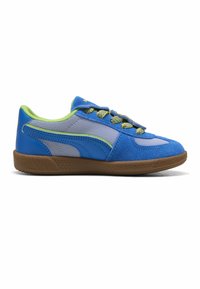 Baskets bleues et grises avec une doublure intérieure verte, des lacets jaunes et bleus, des empiècements en daim et en mesh, et une semelle en caoutchouc marron vues de côté.