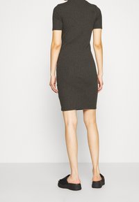 Kortärmad, figurnära klänning i mörkgrå ribbad tyg, som slutar ovanför knäet, med rundad halsringning och slät yta.
