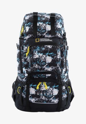 Rucksack mit einem schwarzen, weißen und blauen Bergmuster, gelben Akzenten, verstellbaren Trägern, mehreren Taschen und einem strapazierfähigen Stoffdesign.