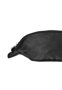 Svart nylonpåse med dragkedja upptill, med en slät yta och en metallfästring på ena sidan.