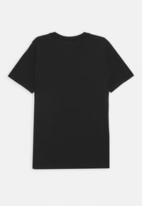 Camiseta de algodón de manga corta negra, con cuello redondo y una textura suave. Diseño simple, sin patrones ni acentos.