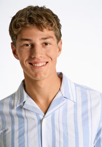 Camicia a maniche corte a righe blu chiaro e bianco con colletto, dotata di chiusura a bottone e tessuto dalla texture liscia.