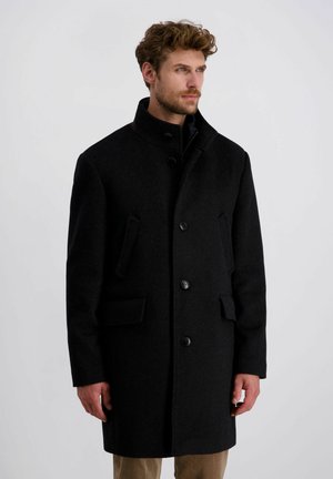 Schwarzer Wollmantel mit hohem Kragen und vorderer Knopfleiste, ausgestattet mit zwei seitlichen Taschen und taillierter Passform. Glatte Textur, klassisches Design.