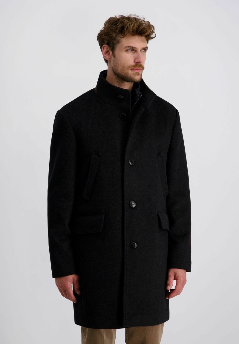 Schwarzer Wollmantel mit hohem Kragen und vorderer Knopfleiste, ausgestattet mit zwei seitlichen Taschen und taillierter Passform. Glatte Textur, klassisches Design.