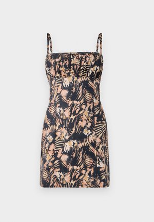 Haljina bez rukava u tamnom cvjetnom uzorku s pastelnim ružičastim i krem nijansama. Ima usko tijelo, naborane detalje i ravni rub.