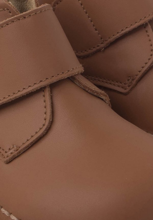 CON CINTA ADHESIVA – Stiefelette – camel